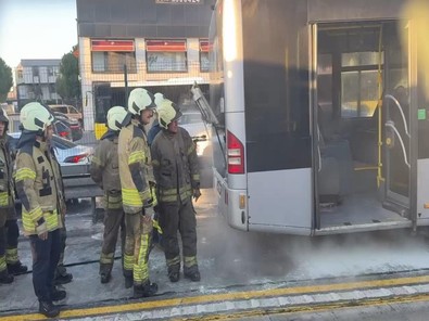 İstanbul'un Avcılar ilçesinde seyir halindeki bir metrobüs seyir halindeyken alev aldı! - Resim : 1