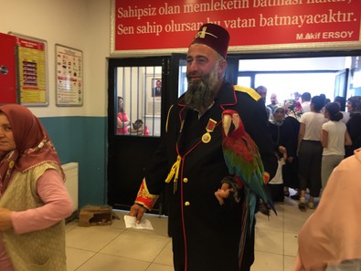 Görenler şaştı kaldı!.. Zarfı sandığa 'Paşa' attı - Resim : 1