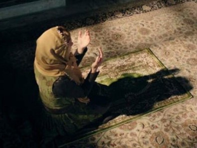 Meryem Uzerli'yi hiç böyle görmediniz! Kur'an-ı Kerim okumaya başladı! - Resim : 1