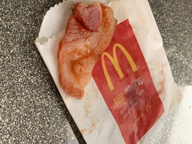 McDonald's'ta skandal olay! Hamburgerin içinden domuz memesi çıktı - Resim : 2
