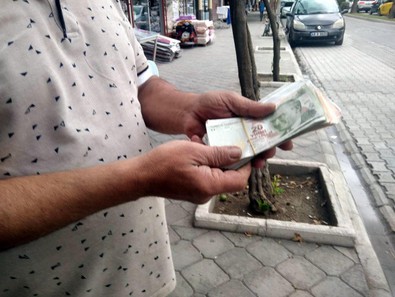 ATM'de unutulan 10 bin TL'yi bankaya teslim etti - Resim : 2