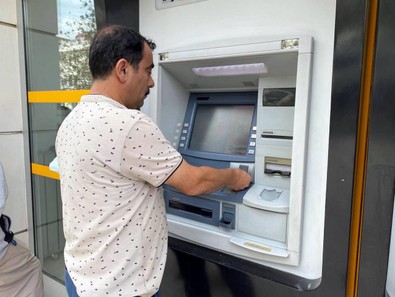 ATM'de unutulan 10 bin TL'yi bankaya teslim etti - Resim : 1