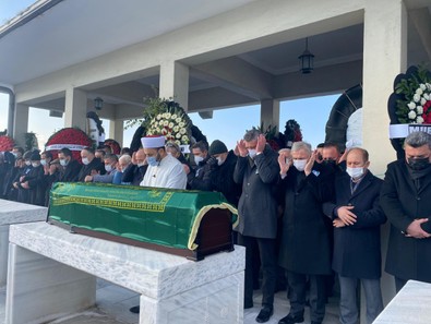 İş insanı Sadettin Saran'ın babası son yolculuğuna uğurlandı - Resim : 1