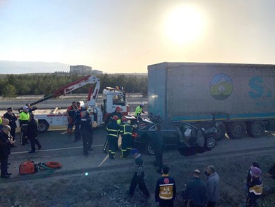 Otomobille TIR'ın altına giren makam şoförü öldü - Resim : 2