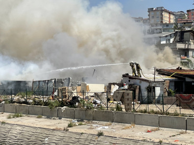 Ataşehir'de bulunan hurdalıkta yangın çıktı - Resim : 1