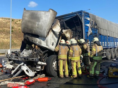 İstanbul'da korkunç kaza! Şoför feci şekilde can verdi: Otoyolda trafik kilitlendi - Resim : 1