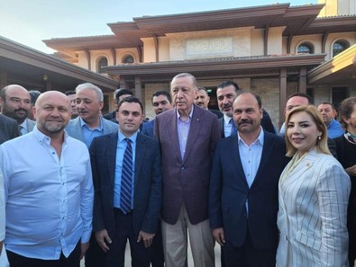 Cumhurbaşkanı Erdoğan, partililerle tek tek tokalaşarak bayramlaştı - Resim : 2