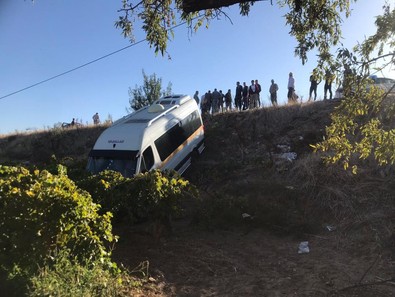 Öğrenci servisi 5 metreden aşağıya uçtu: Yaralılar var - Resim : 1
