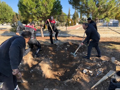 Tarlada ölüme terk edilen bebeğin cenaze fotoğrafı yürekleri sızlattı - Resim : 3