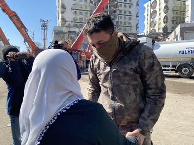 Enkazdan sağ çıkarılan teyze karşısında ilk olarak Türk askerini görünce gözyaşlarını tutamadı - Resim : 1