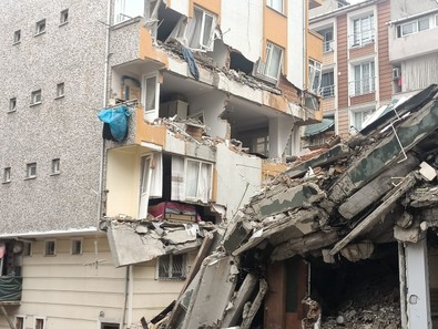 İstanbul'da korku dolu anlar! Yıkımı yapılan bina, yan binanın üzerine çöktü - Resim : 1