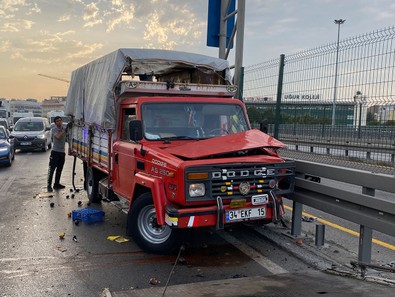 Küçükçekmece'de feci kaza! Otomobil kağıt gibi ezildi - Resim : 1