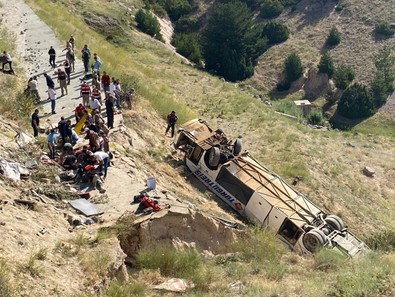 Kars'ta yolcu otobüsü viyadükten düştü! 7 kişi öldü 22 kişi yaralandı - Resim : 1