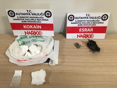 Narkotik köpeği 'Thor'dan kaçış yok! Otomobil bagajındaki ilk yardım çantasından uyuşturucu çıktı: 2 gözaltı - Resim : 2