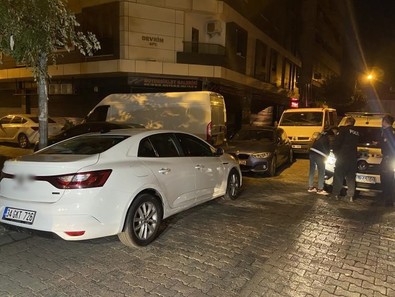 Onlar kaçtı, polisler kovaladı! 2 polis hafif şekilde yaralandı - Resim : 1