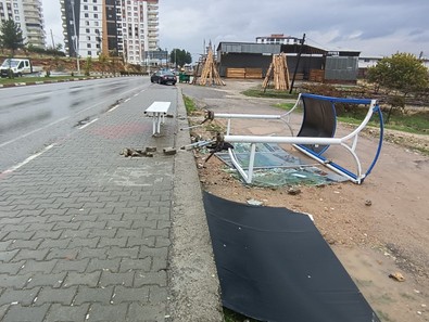Siirt'te gece yarısı etkili oldu, sabah uyananlar görünce gözlerine inanamadı. Her şeyi yıkıp geçti - Resim : 1