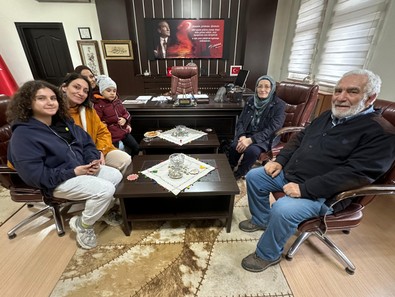 78 yaşında liseyi bitirdi! Diplomasını ailesi ile birlikte aldı - Resim : 1