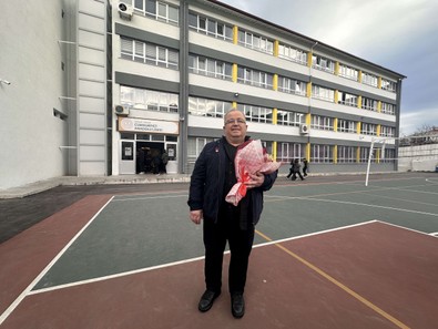 Öğrenciler aynı okulda 44 yıl görev yapan öğretmenlerini "maske"yle uğurladı - Resim : 1