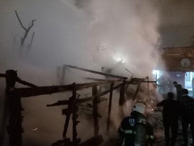 Tekirdağ'da gece saatlerinde ahırlardan yükselen alevler korkuttu. Ahırlar kullanılamaz hale gelirken 1 at ve 1 köpek telef oldu - Resim : 1