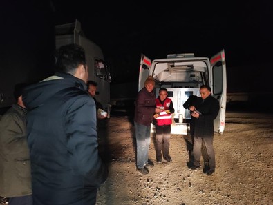 Hakkari'de kar ve tipi nedeniyle yolda mahsur kalanlara kumanya dağıtıldı! - Resim : 2