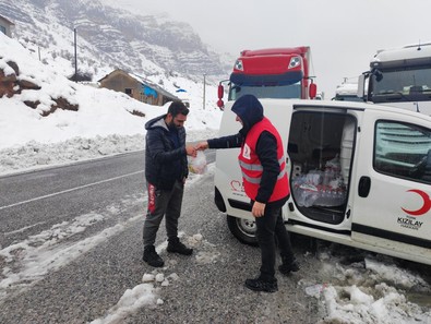 Hakkari'de kar ve tipi nedeniyle yolda mahsur kalanlara kumanya dağıtıldı! - Resim : 1