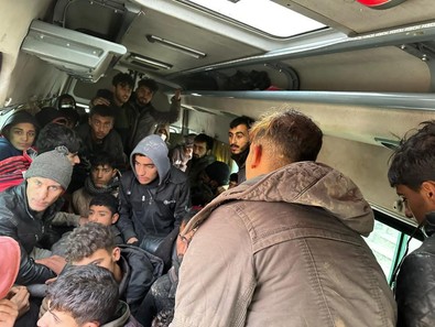 Hatay'da römorkun içinde tıka basa 53 kaçak göçmen yakalandı! - Resim : 1