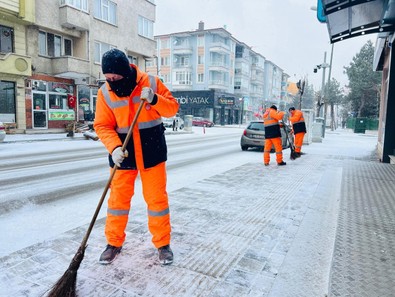 Afyonkarahisar'da sabah saatlerinde etkili olmaya başlayan kar yağışı şehri beyaza boyadı. Belediye ekipleri karla mücadele kapsamında çalışmalarını sürdürüyor - Resim : 1