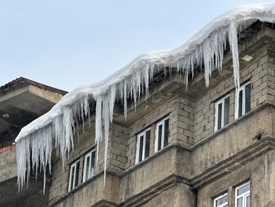 Sibirya soğukları Yüksekova'nın yakasını bırakmıyor. Çatılardan sarkan buz sarkıtları 4 metreyi geçti - Resim : 1