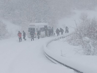 Posof-Ardahan kara yolu kapandı! Okullar 1 gün tatil edildi - Resim : 1