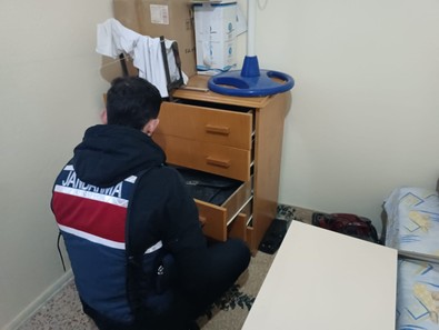 İzmir'de FETÖ operasyonunda 4 şüpheli yakalandı - Resim : 2