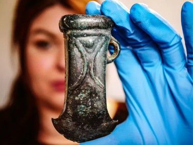 Toprakta detektörü ile tarama yapan adam topraktan gelen sesi fark etti. Kazınca onu buldu. 200 yıl içinde toprağa saplanmış - Resim : 1