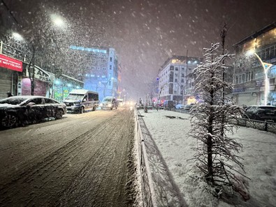 Yüksekova'da şiddetli kar yağışı! İlçe beyaz örtü altına girdi - Resim : 1