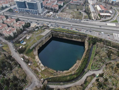 Kadıköy'deki su dolu inşaat çukuru Google Maps'de göl olarak algılanıyor! Hayrete düşüren görüntüler havadan dron ile görüntülendi - Resim : 1