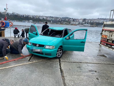 Şile Limanı'nda denize düştü, Vinç yardımıyla çıkarıldı - Resim : 1