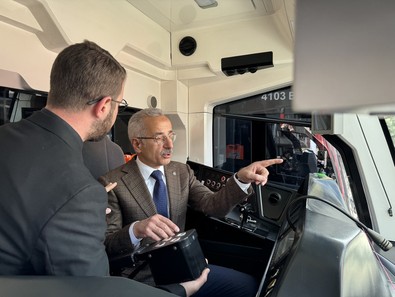 Bakan Uraloğlu, Kocaeli Şehir Hastanesi tramvayının ilk seferini gerçekleştirdi - Resim : 1