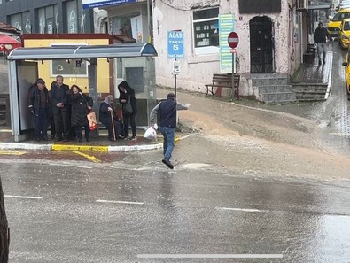 Balıkesir'de bir anda başladı ve sadece 10 dakika sürdü. 10 dakika sonra bittiğinde ise yollar göle dönüşmüştü bile - Resim : 2
