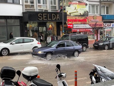 Balıkesir'de bir anda başladı ve sadece 10 dakika sürdü. 10 dakika sonra bittiğinde ise yollar göle dönüşmüştü bile - Resim : 1