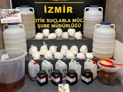 İzmir'de zehir fabrikasına çevrilen bir evde rekor sayıda uyuşturucu bulundu! 5 kişi gözaltına alındı - Resim : 1