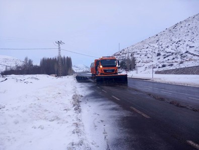 Bayburt'ta gece saatlerinde etkili oldu. Yüksek kesimler tamamen beyaza boyandı. Yetkililer acil yol çalışması başlattı - Resim : 2