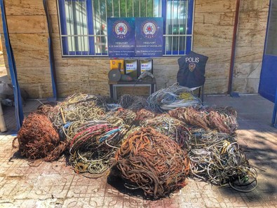 İş yerine milyonluk vurgun yaptılar: 3 kişi tutuklandı! - Resim : 1