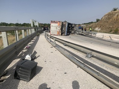 Kırklareli'nde direksiyon hakimiyetini kaybetmesi sonucu tır devrildi: 1 kişi hayatını kaybetti - Resim : 1