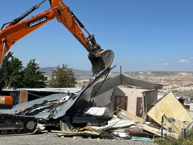 Kapadokya'da kaçak yapılarla mücadele! Peribacası ve doğal oluşumlara zarar veren yapıların tamamı kaldırılıyor - Resim : 1