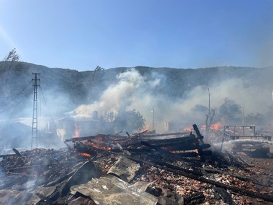 Kastamonu'da feci olay! Köyde yangın çıktı! Büyüyün yangında alevler 10 evi sardı: Çok sayıda ekip sevk edildi! - Resim : 2