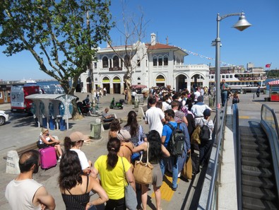 Kadıköy Adalar İskelesi'nde Bayram yoğunluğu; metrelerce kuyruk oluştu - Resim : 1