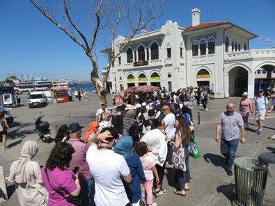 Kadıköy Adalar İskelesi'nde Bayram yoğunluğu; metrelerce kuyruk oluştu - Resim : 2