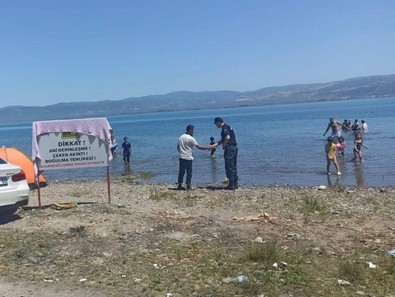 Girilmez tabelası havlu askılığı oldu! Canlarını hiçe sayıp yüzmeye devam ettiler - Resim : 1