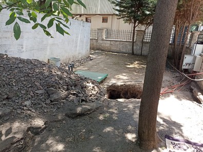 Defineciler sonunda bunu da yaptı! Tarihi On Sekiz Sekbanlar Şehitliği'nde define aradı! O anlar ise saniye saniye kameralara yansıdı! - Resim : 1