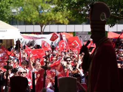 Berlin’de A Milli Takım coşkusu! Hollanda maçı öncesi coşku tavan yaptı! Türk taraftarlar, tezahüratlarla stadyuma yürüdü - Resim : 2