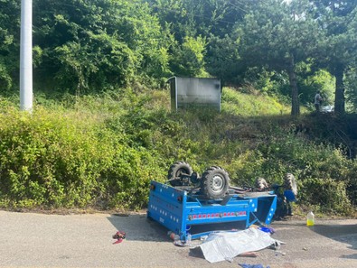 Düzce'de feci kaza! Tarım aracı devrildi: 1 ölü 3 yaralı! - Resim : 1