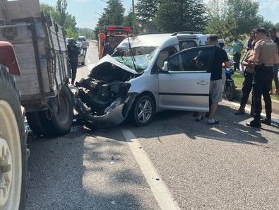 Traktör römorkuna arkadan çarptı! Araçtaki 5 kişi yaralandı! - Resim : 2